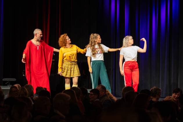 Sisters of Comedy Nachgelacht im Haus der Springmaus in Bonn - 10.11.2025. Improcomedy-Ensemble Mice Girls: Lukas Frings, Mia Geese, Stefany Dreyer und Christina Stephan - Sisters of Comedy Nachgelacht, Benefiz-Show im Haus der Springmaus in Bonn-Endenich am 10. November 2025. Moderation: Mirja Boes. Das bundesweite Format bringt Künstlerinnen aus Comedy, Kabarett und Slam-Szene auf die Bühne und setzt ein Zeichen für Gleichberechtigung. Der Erlös der Bonner Veranstaltung geht an Chance auf Leben e.V. Bonn Endenich Nordrhein-Westfalen Deutschland Copyright: xBonn.digitalx xMarcxJohnx