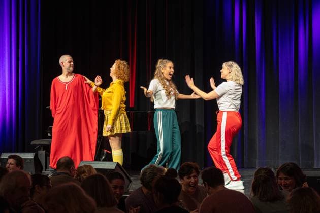 Sisters of Comedy Nachgelacht im Haus der Springmaus in Bonn - 10.11.2025. Improcomedy-Ensemble Mice Girls: Lukas Frings, Mia Geese, Stefany Dreyer und Christina Stephan - Sisters of Comedy Nachgelacht, Benefiz-Show im Haus der Springmaus in Bonn-Endenich am 10. November 2025. Moderation: Mirja Boes. Das bundesweite Format bringt Künstlerinnen aus Comedy, Kabarett und Slam-Szene auf die Bühne und setzt ein Zeichen für Gleichberechtigung. Der Erlös der Bonner Veranstaltung geht an Chance auf Leben e.V. Bonn Endenich Nordrhein-Westfalen Deutschland Copyright: xBonn.digitalx xMarcxJohnx