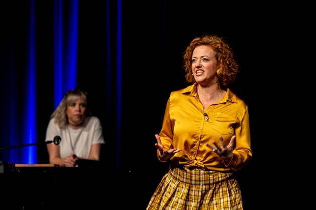 Sisters of Comedy Nachgelacht im Haus der Springmaus in Bonn - 10.11.2025. Improcomedy-Ensemble Mice Girls: Christina Stephan und Stefany Dreyer - Sisters of Comedy Nachgelacht, Benefiz-Show im Haus der Springmaus in Bonn-Endenich am 10. November 2025. Moderation: Mirja Boes. Das bundesweite Format bringt Künstlerinnen aus Comedy, Kabarett und Slam-Szene auf die Bühne und setzt ein Zeichen für Gleichberechtigung. Der Erlös der Bonner Veranstaltung geht an Chance auf Leben e.V. Bonn Endenich Nordrhein-Westfalen Deutschland Copyright: xBonn.digitalx xMarcxJohnx