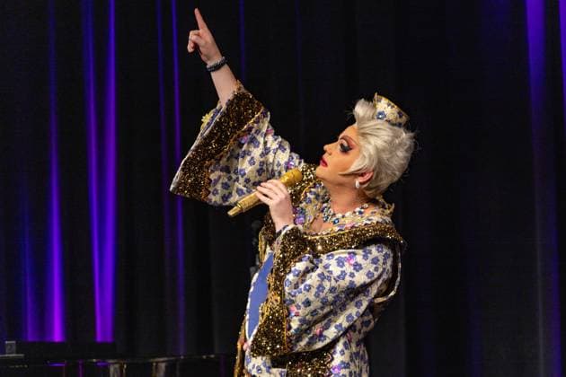 Sisters of Comedy Nachgelacht im Haus der Springmaus in Bonn - 10.11.2025. Travestie Künstlerin Julie Voyage (Ken Reise) - Sisters of Comedy Nachgelacht, Benefiz-Show im Haus der Springmaus in Bonn-Endenich am 10. November 2025. Moderation: Mirja Boes. Das bundesweite Format bringt Künstlerinnen aus Comedy, Kabarett und Slam-Szene auf die Bühne und setzt ein Zeichen für Gleichberechtigung. Der Erlös der Bonner Veranstaltung geht an Chance auf Leben e.V. Bonn Endenich Nordrhein-Westfalen Deutschland Copyright: xBonn.digitalx xMarcxJohnx