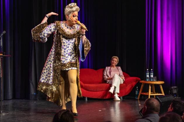 Sisters of Comedy Nachgelacht im Haus der Springmaus in Bonn - 10.11.2025. Travestie Künstlerin Julie Voyage (Ken Reise) und Komikerin und Moderatorin Mirja Boes - Sisters of Comedy Nachgelacht, Benefiz-Show im Haus der Springmaus in Bonn-Endenich am 10. November 2025. Moderation: Mirja Boes. Das bundesweite Format bringt Künstlerinnen aus Comedy, Kabarett und Slam-Szene auf die Bühne und setzt ein Zeichen für Gleichberechtigung. Der Erlös der Bonner Veranstaltung geht an Chance auf Leben e.V. Bonn Endenich Nordrhein-Westfalen Deutschland Copyright: xBonn.digitalx xMarcxJohnx