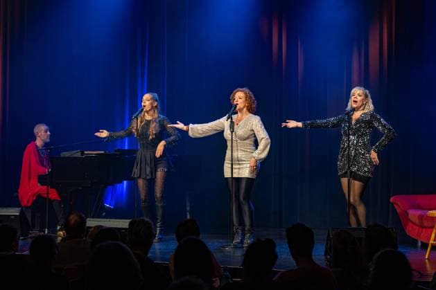 Sisters of Comedy Nachgelacht im Haus der Springmaus in Bonn - 10.11.2025. Improcomedy-Ensemble Mice Girls: Lukas Frings, Mia Geese, Stefany Dreyer und Christina Stephan - Sisters of Comedy Nachgelacht, Benefiz-Show im Haus der Springmaus in Bonn-Endenich am 10. November 2025. Moderation: Mirja Boes. Das bundesweite Format bringt Künstlerinnen aus Comedy, Kabarett und Slam-Szene auf die Bühne und setzt ein Zeichen für Gleichberechtigung. Der Erlös der Bonner Veranstaltung geht an Chance auf Leben e.V. Bonn Endenich Nordrhein-Westfalen Deutschland Copyright: xBonn.digitalx xMarcxJohnx