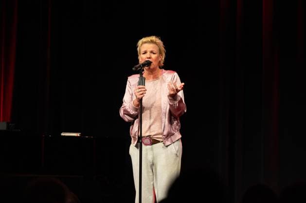 Sisters of Comedy Nachgelacht im Haus der Springmaus in Bonn - 10.11.2025. Komikerin und Moderatorin Mirja Boes - Sisters of Comedy Nachgelacht, Benefiz-Show im Haus der Springmaus in Bonn-Endenich am 10. November 2025. Moderation: Mirja Boes. Das bundesweite Format bringt Künstlerinnen aus Comedy, Kabarett und Slam-Szene auf die Bühne und setzt ein Zeichen für Gleichberechtigung. Der Erlös der Bonner Veranstaltung geht an Chance auf Leben e.V. Bonn Endenich Nordrhein-Westfalen Deutschland Copyright: xBonn.digitalx xMarcxJohnx