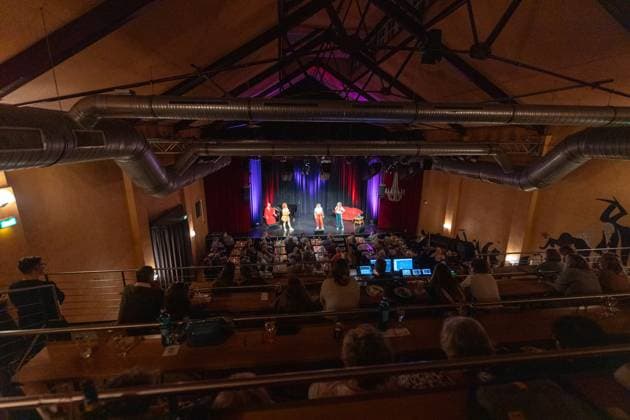 Sisters of Comedy Nachgelacht im Haus der Springmaus in Bonn - 10.11.2025. Improcomedy-Ensemble Mice Girls: Lukas Frings, Mia Geese, Stefany Dreyer und Christina Stephan - Sisters of Comedy Nachgelacht, Benefiz-Show im Haus der Springmaus in Bonn-Endenich am 10. November 2025. Moderation: Mirja Boes. Das bundesweite Format bringt Künstlerinnen aus Comedy, Kabarett und Slam-Szene auf die Bühne und setzt ein Zeichen für Gleichberechtigung. Der Erlös der Bonner Veranstaltung geht an Chance auf Leben e.V. Bonn Endenich Nordrhein-Westfalen Deutschland Copyright: xBonn.digitalx xMarcxJohnx