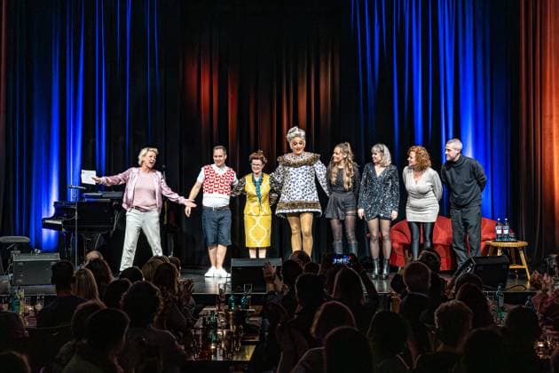 Sisters of Comedy Nachgelacht im Haus der Springmaus in Bonn - 10.11.2025. Finale: Komikerin und Moderatorin Mirja Boes, Mathias Höderath, Komikerin Frieda Braun (Karin Berkenkopf), Travestie Künstlerin Julie Voyage (Ken Reise), Mia Geese, Christina Stephan, Stefany Dreyer und Lukas Frings - Sisters of Comedy Nachgelacht, Benefiz-Show im Haus der Springmaus in Bonn-Endenich am 10. November 2025. Moderation: Mirja Boes. Das bundesweite Format bringt Künstlerinnen aus Comedy, Kabarett und Slam-Szene auf die Bühne und setzt ein Zeichen für Gleichberechtigung. Der Erlös der Bonner Veranstaltung geht an Chance auf Leben e.V. Bonn Endenich Nordrhein-Westfalen Deutschland Copyright: xBonn.digitalx xMarcxJohnx