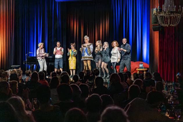 Sisters of Comedy Nachgelacht im Haus der Springmaus in Bonn - 10.11.2025. Finale: Komikerin und Moderatorin Mirja Boes, Mathias Höderath, Komikerin Frieda Braun (Karin Berkenkopf), Travestie Künstlerin Julie Voyage (Ken Reise), Mia Geese, Christina Stephan, Stefany Dreyer und Lukas Frings - Sisters of Comedy Nachgelacht, Benefiz-Show im Haus der Springmaus in Bonn-Endenich am 10. November 2025. Moderation: Mirja Boes. Das bundesweite Format bringt Künstlerinnen aus Comedy, Kabarett und Slam-Szene auf die Bühne und setzt ein Zeichen für Gleichberechtigung. Der Erlös der Bonner Veranstaltung geht an Chance auf Leben e.V. Bonn Endenich Nordrhein-Westfalen Deutschland Copyright: xBonn.digitalx xMarcxJohnx