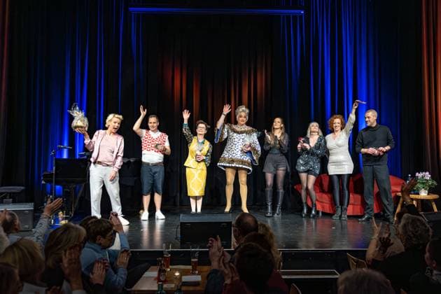 Sisters of Comedy Nachgelacht im Haus der Springmaus in Bonn - 10.11.2025. Finale: Komikerin und Moderatorin Mirja Boes, Mathias Höderath, Komikerin Frieda Braun (Karin Berkenkopf), Travestie Künstlerin Julie Voyage (Ken Reise), Mia Geese, Christina Stephan, Stefany Dreyer und Lukas Frings - Sisters of Comedy Nachgelacht, Benefiz-Show im Haus der Springmaus in Bonn-Endenich am 10. November 2025. Moderation: Mirja Boes. Das bundesweite Format bringt Künstlerinnen aus Comedy, Kabarett und Slam-Szene auf die Bühne und setzt ein Zeichen für Gleichberechtigung. Der Erlös der Bonner Veranstaltung geht an Chance auf Leben e.V. Bonn Endenich Nordrhein-Westfalen Deutschland Copyright: xBonn.digitalx xMarcxJohnx