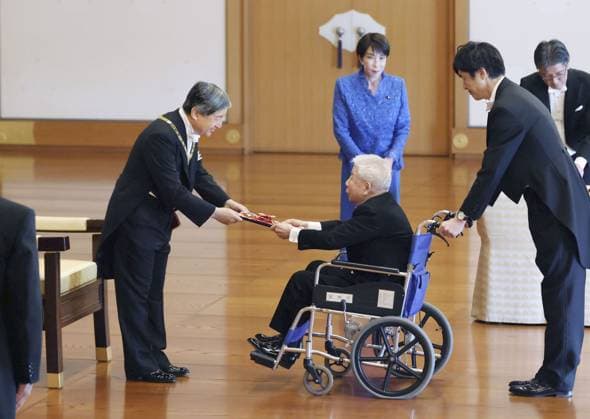 Imperial conferment of decorations Japanese Emperor Naruhito (L) confers the Grand Cordon of the Order of the Paulownia Flowers to former House of Councillors President Hidehisa Otsuji during a ceremony at the Imperial Palace in Tokyo on Nov. 11, 2025. (Pool photo)  A14AA0005026687P