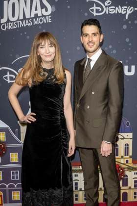 November 10, 2025, New York, United States: (L-R) Elizabeth Berger and Isaac Aptaker attend Disney+ s A Very Jonas Christmas Movie New York Premiere at New York City Center. New York United States - ZUMAs197 20251110_aaa_s197_349 Copyright: xRonxAdarx