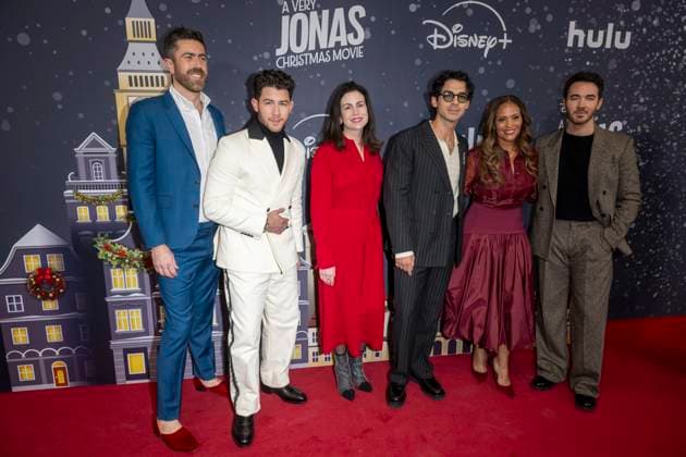 November 10, 2025, New York, United States: (L-R) Charlie Andrews, Nick Jonas, Carolyn Cassidy, Joe Jonas, Ayo Davis and Kevin Jonas attend Disney+ s A Very Jonas Christmas Movie New York Premiere at New York City Center. New York United States - ZUMAs197 20251110_aaa_s197_401 Copyright: xRonxAdarx