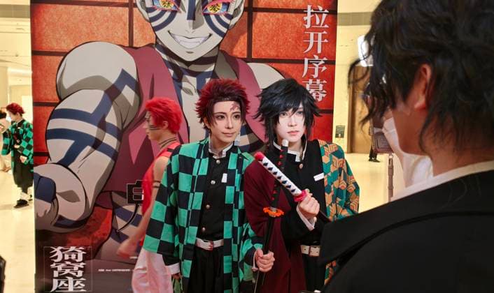 Demon Slayer Kimetsu no Yaiba - The Movie: Infinity Castle China Premiere Ceremony SHANGHAI, CHINA - NOVEMBER 10, 2025 - Demon Slayer Kimetsu no Yaiba - The Movie: Infinity Castle China Premiere Ceremony, fan cosplay takes a photo in front of the poster wall as an anime character, Shanghai, China on November 10, 2025. Shanghai Shanghai China  Copyright: xCFOTOx i1762873156880