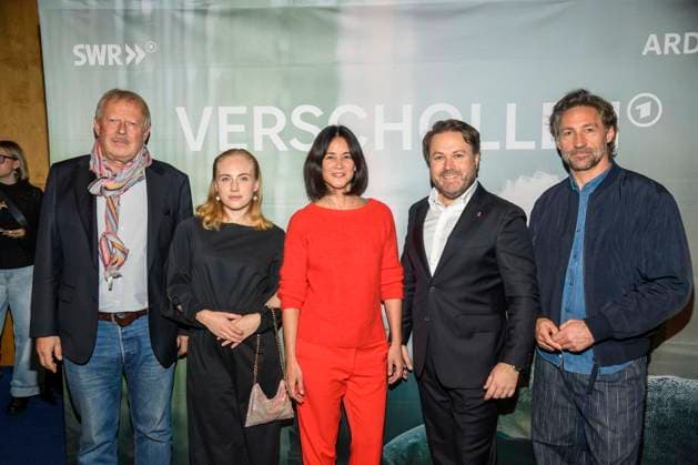 abb Verschollen- Axel Milberg, Elisa Schlott, Luka Omoto, Daniel Harrich und Benjamin Sadler Schauspieler bei der Preview des neuen investigativen ARD Spielfilms VERSCHOLLEN von Autor & Regisseur Daniel Harrich im ARD Hauptstadtstudio am 10.11.2025 in Berlin Berlin Deutschland