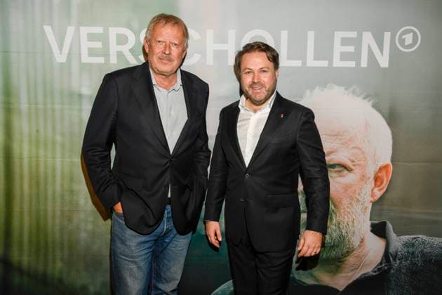 abb Verschollen- Axel Milberg Schauspieler mit Daniel Harrich Regiesseur und Autor bei der Preview des neuen investigativen ARD Spielfilms VERSCHOLLEN von Autor & Regisseur Daniel Harrich im ARD Hauptstadtstudio am 10.11.2025 in Berlin Berlin Deutschland