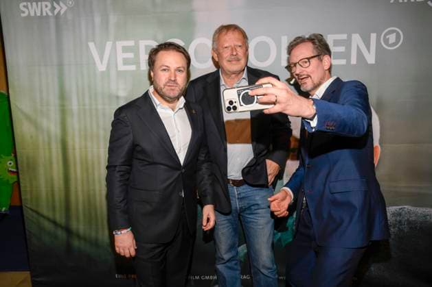 abb Verschollen- Daniel Harrich Autor Axel Milberg und Eckart von Hirschhausen macht Handy Fotos Moderator Schauspieler bei der Preview des neuen investigativen ARD Spielfilms VERSCHOLLEN von Autor & Regisseur Daniel Harrich im ARD Hauptstadtstudio am 10.11.2025 in Berlin Berlin Deutschland