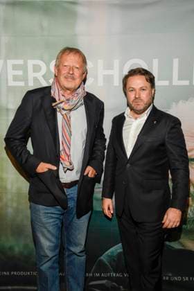 abb Verschollen- Axel Milberg Schauspieler mit Daniel Harrich Regiesseur und Autor bei der Preview des neuen investigativen ARD Spielfilms VERSCHOLLEN von Autor & Regisseur Daniel Harrich im ARD Hauptstadtstudio am 10.11.2025 in Berlin Berlin Deutschland