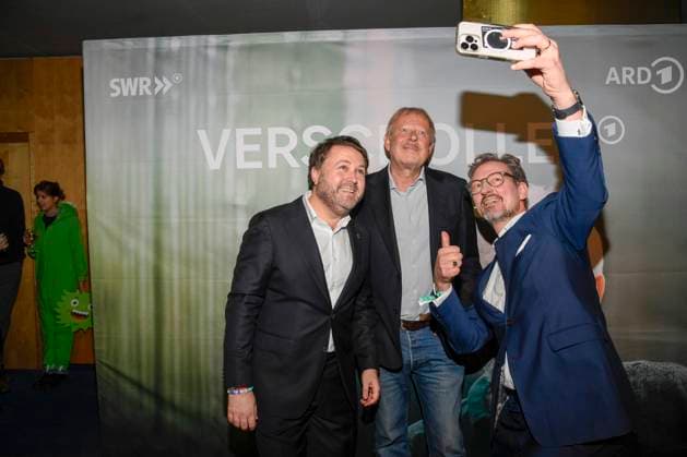 abb Verschollen- Daniel Harrich Autor Axel Milberg und Eckart von Hirschhausen macht Handy Fotos Moderator Schauspieler bei der Preview des neuen investigativen ARD Spielfilms VERSCHOLLEN von Autor & Regisseur Daniel Harrich im ARD Hauptstadtstudio am 10.11.2025 in Berlin Berlin Deutschland