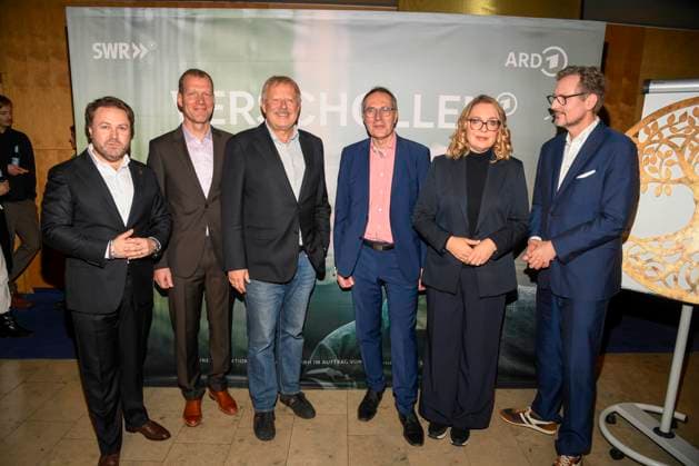 abb Verschollen- Daniel Harrich, Prof. Dr. Dietrich Dar, Axel Milberg, Sascha Müller-Kraenner, Bundesgeschäftzsführer DT. Umwelthilfe, Prof.Dr.Claudia Kemfert und Eckart von Hirschhausen bei der Preview des neuen investigativen ARD Spielfilms VERSCHOLLEN von Autor & Regisseur Daniel Harrich im ARD Hauptstadtstudio am 10.11.2025 in Berlin Berlin Deutschland