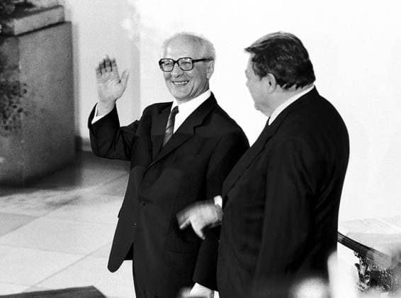 SED-Generalsekretär Erich Honecker, historischer Staatsbesuch in der Bundesrepublik, BRD, mit dem Bayerischen Ministerpräsidenten Franz Josef Strauß, Residenz, München, 11. September 1987 Deutschland, München, 11. September 1987, Staatsbesuch von SED-Generalsekretär Erich Honecker in der Bundesrepublik, BRD, mit Franz Josef Strauss, Bayerischer Ministerpräsident, Empfang abends in der Residenz, Honecker, ist zugleich Staatsratsvorsitzender der DDR, lacht, lachen, und winkt, winken, deutsch-deutsche Beziehungen, Annäherung, Politik, 1980er Jahre, Achtziger Jahre, Geschichte, historisch, Bayern *** SED General Secretary Erich Honecker, historic state visit to the Federal Republic, FRG, with the Bavarian Prime Minister Franz Josef
