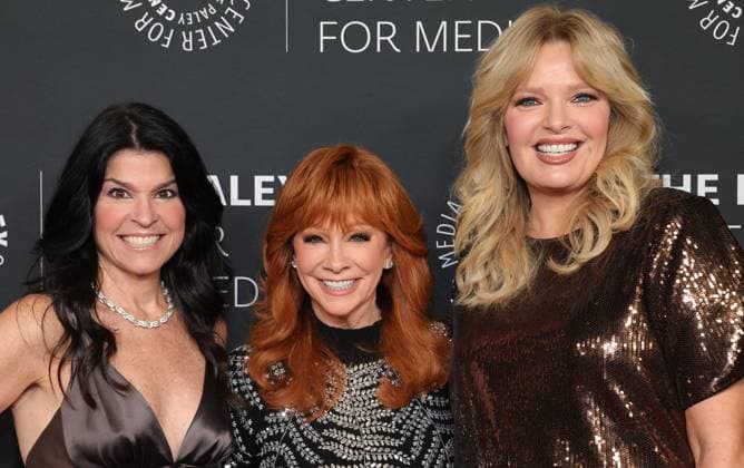 10 November 2025 - Beverly Hills, California - Maureen J. Reidy, Reba McEntire, Melissa Peterman. The 2025 Annual Paley Honors Fall Gala held at The Beverly Hilton. Beverly Hills USA - ZUMAa123 20251110_zaa_a123_195 Copyright: xADx