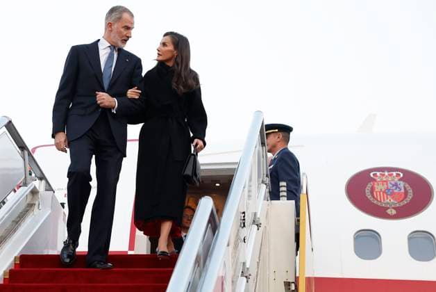 Spanish King Felipe VI and Queen Letizia at their arrival to the Beijing International Airport in Beijing, China on 11 November 2025 on the occasion of a royal official visit to China. Spanish King Felipe VI and Queen Letizia arrive to Beijing !ACHTUNG: NUR REDAKTIONELLE NUTZUNG!  Copyright: xChemaxMoyax GRAF1662 20251111-55018500231_1