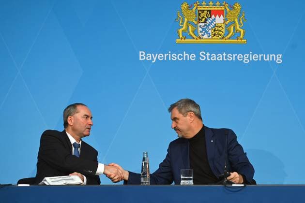 v.re:Markus SOEDER (Ministerpraesident Bayern und CSU Vorsitzender), Hubert AIWANGER (Freie Waehler,Wirtschaftsminister Bayern).Shake Hands,Handschlag. Staatsregierung beschliesst Eckpunkte fuer Doppelhaushalt 2026 2027 Pressekonferenz der Bayerischen Staatsregierung nach Klausurtagung am 11.11.2025 im Prinz Carl Palais in Muenchen. *** v re Markus SOEDER State Premier of Bavaria and CSU Chairman, Hubert AIWANGER Free Voters, Bavarian Minister of Economic Affairs Shake hands, handshake State government adopts key points for the 2026 2027 double budget Press conference of the Bavarian state government after closed meeting on 11 11 2025 at Prinz Carl Palais in Munich
