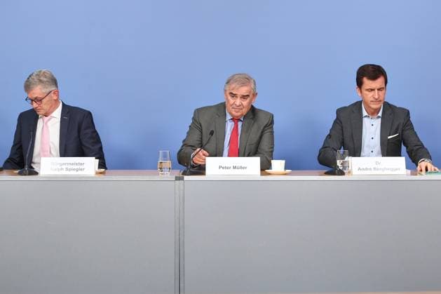 Berlin, Deutschland, 11.11.2025: Haus der Bundespressekonferenz: Pressekonferenz: Deutscher Städte- und Gemeindebund - Vorstellung Gutachten Grundgesetzlicher Überforderungsschutz kommunaler Selbstverwaltung: Ralph Spiegler (SPD), Peter Müller (CDU) und André Berghegger (CDU) *** Berlin, Germany, 11 11 2025 House of the Federal Press Conference Press conference German Association of Towns and Municipalities Presentation of expert opinion on the protection of local self-government against excessive demands under the Basic Law Ralph Spiegler SPD , Peter Müller CDU and André Berghegger CDU Copyright: xdtsxNachrichtenagenturx dts_93022