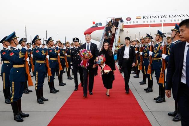 Spanish King Felipe VI and Queen Letizia at their arrival to the Beijing International Airport in Beijing, China on 11 November 2025 on the occasion of a royal official visit to China. Spanish King Felipe VI and Queen Letizia arrive to Beijing !ACHTUNG: NUR REDAKTIONELLE NUTZUNG!  Copyright: xChemaxMoyax GRAF1640 20251111-55018500247_1