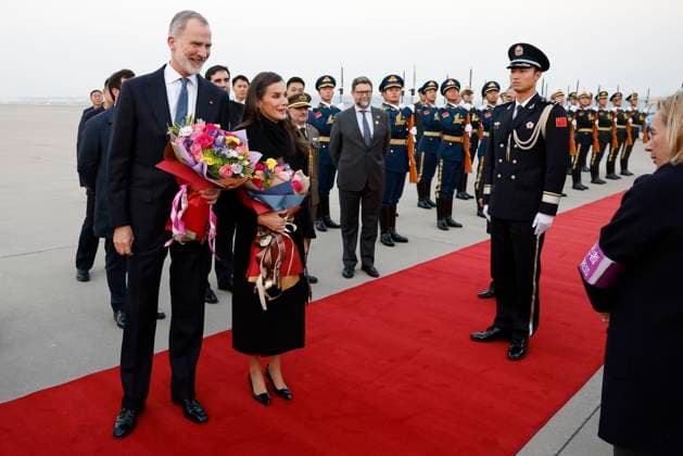 Spanish King Felipe VI and Queen Letizia at their arrival to the Beijing International Airport in Beijing, China on 11 November 2025 on the occasion of a royal official visit to China. Spanish King Felipe VI and Queen Letizia arrive to Beijing !ACHTUNG: NUR REDAKTIONELLE NUTZUNG!  Copyright: xChemaxMoyax GRAF1643 20251111-55018500275_1