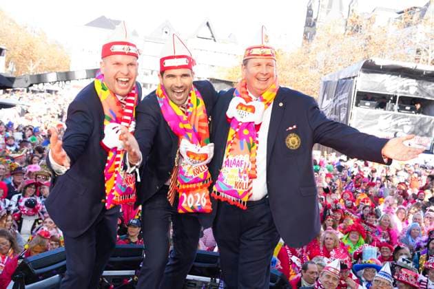 Koelner Karneval, Sessionsauftakt auf dem Koelner Heumarkt 2025 Das Koelner Dreigestin mit Niklas Jüngling (Prinz Niklas I.) gemeinsam mit Clemens von Blanckart (Bauer Clemens) und Stefan Blatt (Jungfrau Aenne) auf der Buehne beim Sessionsauftakt und Beginn der Karnevalssession 2025-2026 auf dem Koelner Heumarkt, Koeln, 11.11.2025 Koeln Nordrhein-Westfalen Deutschland *** Cologne Carnival, session kick-off at Colognes Heumarkt 2025 The Cologne Trinity with Niklas Jüngling Prince Niklas I together with Clemens von Blanckart Farmer Clemens and Stefan Blatt Maid Aenne on stage at the session kick-off and start of the 2025 2026 carnival session at Colognes Heumarkt, Cologne, 11 11 2025 Cologne North Rhine-Westphalia Germany