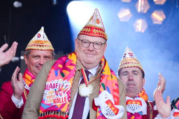 Koelner Karneval, Sessionsauftakt auf dem Koelner Heumarkt 2025 Torsten Burmerster (Oberbuergermeister Stadt Koeln) bei seinem ersten Auftritt beim Sessionsauftakt und Beginn der Karnevalssession 2025-2026 auf dem Koelner Heumarkt, Koeln, 11.11.2025 Koeln Nordrhein-Westfalen Deutschland *** Cologne Carnival, session kick-off at the Cologne Heumarkt 2025 Torsten Burmerster Lord Mayor of the City of Cologne during his first appearance at the session kick-off and start of the 2025 2026 carnival session at the Cologne Heumarkt, Cologne, 11 11 2025 Cologne North Rhine-Westphalia Germany