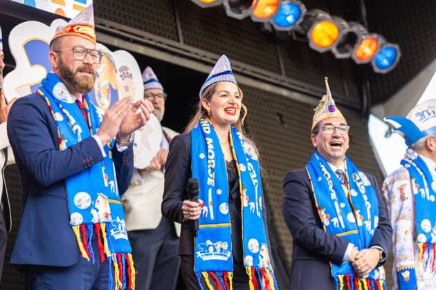 200 Jahre bonner Karneval: Sessionseröffnung am 11.11.25 in Bonn Auf dem Bonner Marktplatz wird die Jubiläums-Karnevals-Session, die 200 Jahre Karneval in Bonn feiert, feierlich eröffnet. Anwesend sind der neue Oberbürgermeister von Bonn, Herr Guido Deus, sowie die Tollitäten, Prinz Roland I. und Bonna Stephanie III. Bonn Innenstadt Nordrhein-Westfalen Deutschland *** 200 years of Bonn Carnival Session opening on 11 11 25 in Bonn The anniversary carnival session celebrating 200 years of carnival in Bonn will be ceremoniously opened on Bonns market square in the presence of the new Lord Mayor of Bonn, Mr. Guido Deus, as well as the royalty, Prince Roland I and Bonna Stephanie III Bonn city center North Rhine-Westphalia Germany Copyright: xBonn.digitalx xMarcxJohnx