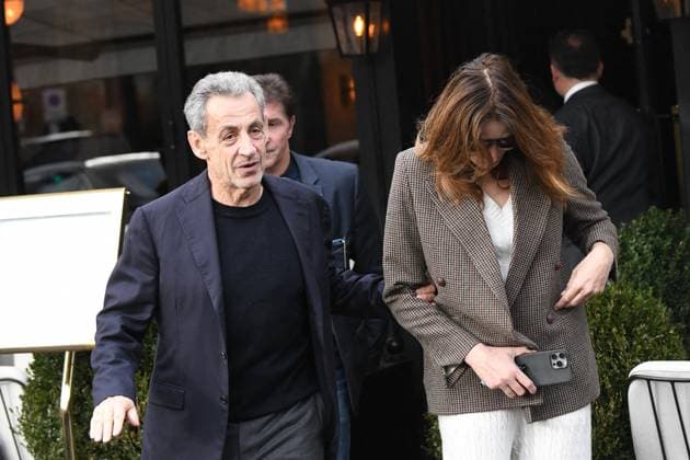 Nicolas Sarkozy et sa femme Carla Bruni sortent du restaurant Le Flandrin puis retournent à leur domicile à Paris le lendemain de la sortie de prison de lancien président Paris, le 11 novembre 2025 Nicolas Sarkozy and his wife Carla Bruni leave Le Flandrin restaurant and return to their home in Paris the day after the former president s release from prison Paris, 11 November 2025 Paris France  Copyright: xAgencex xBestimagexAgencex xBestimagex