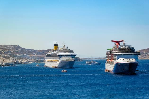 Mykonos, Kykladen, Griechenland - Kreuzfahrtschiffe CARNIVAL MIRACLE und COSTA FORTUNA liegen in der Bucht vor Mykonos-Stadt. Altstadt mit den Windmühlen. Tenderboote bringen die Touristen ans Ufer. Mykonos Mykonos Griechenland *** Mykonos, Cyclades, Greece Cruise ships CARNIVAL MIRACLE and COSTA FORTUNA moored in the bay off Mykonos town Old town with the windmills Tender boats bring tourists to the shore Mykonos Mykonos Greece