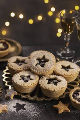 Food, Hausgemachte Fruchthackpasteten zum Weihnachts und Neujahrsessen Food, Homemade fruit mince pies for Christmas and New Year dinner Copyright: imageBROKER AnnaxShepulova ibxiqx15577174.jpg