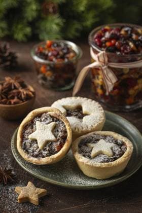 Food, Hausgemachte Fruchthackfleischkuchen für Weihnachten und Neujahr, Holzuntergrund Food, Homemade fruit mince pies for Christmas and New Year, wooden background Copyright: imageBROKER AnnaxShepulova ibxiqx15577608.jpg