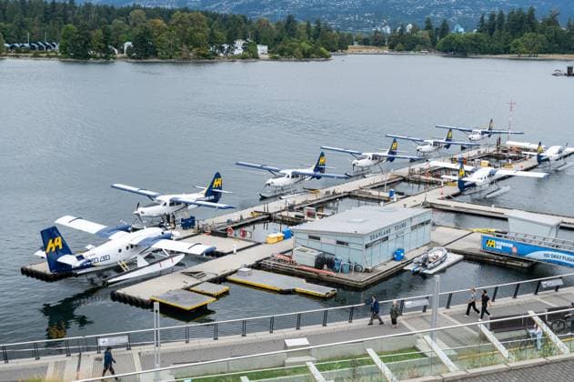 16.08.2025, Vancouver, Britisch-Kolumbien, Kanada - Turboprop-Wasserflugzeuge der Harbour Air parken am Anleger des Seaplane Terminal im Vancouver Harbour.
