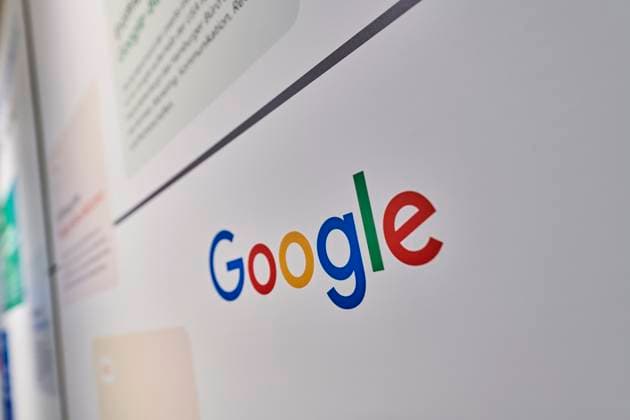 Lars Klingbeil trifft Google EUR, Deutschland, Berlin, 11.11.2025: Logo der Firma Google im Grünen - steht für Klimaschutz und Nachhaltigkeit. Pressekonferenz des Vizekanzler und Finanzminister Lars Klingbeil (SPD) in der Hessischen Landesvertretung in Berlin mit Vertretern von Google. Google eröffnet ein weiteres deutsches Cloud-Rechenzentrum in Hessen, dort treffen viele Datenströme aus dem In- und Ausland aufeinander und sind daher ein zentraler Umschlagplatz für Datenverkehr in Europa. *** Lars Klingbeil meets Google EUR, Germany, Berlin, 11 11 2025 Googles logo in the green stands for climate protection and sustainability Press conference by Vice-Chancellor and Finance Minister Lars Klingbeil SPD at the Hessian State Representatio