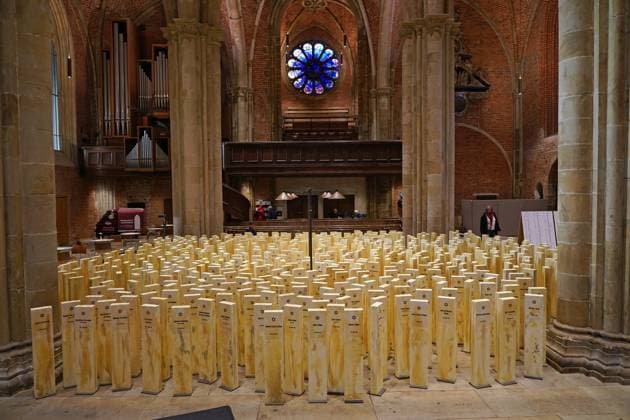Eine Ausstellung in der evangelischen Kirche Unser Lieben Frauen (ULF) in Bremen erinnert vom 2. bis 21. November 2025 an die 570 jüdischen Männer, Frauen und Kinder, die im November 1941 von den Nationalsozialisten aus Bremen und dem ehemaligen Bezirk Stade ins jüdische Ghetto von Minsk (Weißrussland Belarus) deportiert wurden. Fast alle wurden dort ermordet. Im Mittelschiff der Kirche stehen 560 Stelen mit Namen und Altersangaben der Getöteten. Am Rand des Stelenfeldes wurden eine Bahnhofsszene aus dem Minsker Ghetto nachgestellt und ein Schreibtisch mit Namenslisten der Deportierten platziert. Geschaffen wurde die Ausstellung von der Bremer Künstlerin Dagmar Calais und dem Kunsthistoriker Chris Steinbrecher. Sie haben bereits äh