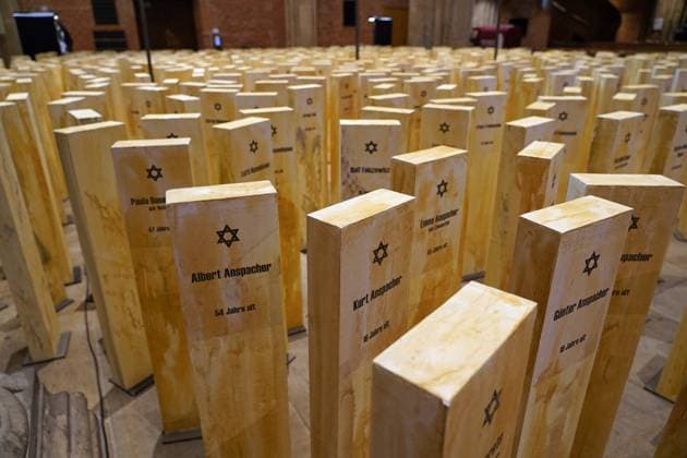 Eine Ausstellung in der evangelischen Kirche Unser Lieben Frauen (ULF) in Bremen erinnert vom 2. bis 21. November 2025 an die 570 jüdischen Männer, Frauen und Kinder, die im November 1941 von den Nationalsozialisten aus Bremen und dem ehemaligen Bezirk Stade ins jüdische Ghetto von Minsk (Weißrussland Belarus) deportiert wurden. Fast alle wurden dort ermordet. Im Mittelschiff der Kirche stehen 560 Stelen mit Namen und Altersangaben der Getöteten. Am Rand des Stelenfeldes wurden eine Bahnhofsszene aus dem Minsker Ghetto nachgestellt und ein Schreibtisch mit Namenslisten der Deportierten platziert. Geschaffen wurde die Ausstellung von der Bremer Künstlerin Dagmar Calais und dem Kunsthistoriker Chris Steinbrecher. Sie haben bereits äh