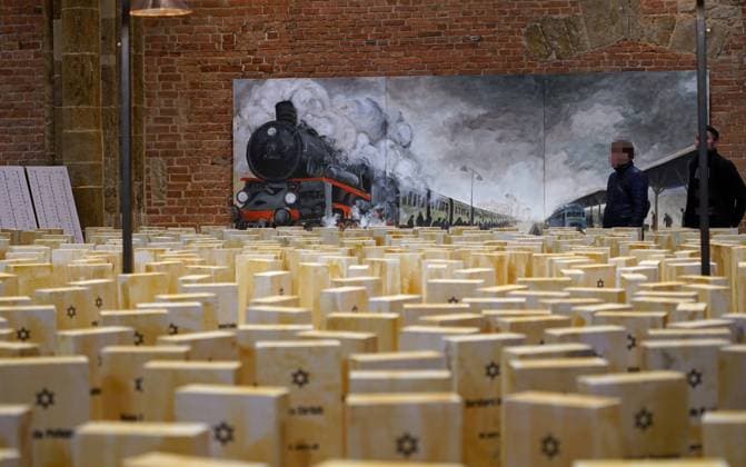 Eine Ausstellung in der evangelischen Kirche Unser Lieben Frauen (ULF) in Bremen erinnert vom 2. bis 21. November 2025 an die 570 jüdischen Männer, Frauen und Kinder, die im November 1941 von den Nationalsozialisten aus Bremen und dem ehemaligen Bezirk Stade ins jüdische Ghetto von Minsk (Weißrussland Belarus) deportiert wurden. Fast alle wurden dort ermordet. Im Mittelschiff der Kirche stehen 560 Stelen mit Namen und Altersangaben der Getöteten. Am Rand des Stelenfeldes wurden eine Bahnhofsszene aus dem Minsker Ghetto nachgestellt und ein Schreibtisch mit Namenslisten der Deportierten platziert. Geschaffen wurde die Ausstellung von der Bremer Künstlerin Dagmar Calais und dem Kunsthistoriker Chris Steinbrecher. Sie haben bereits äh