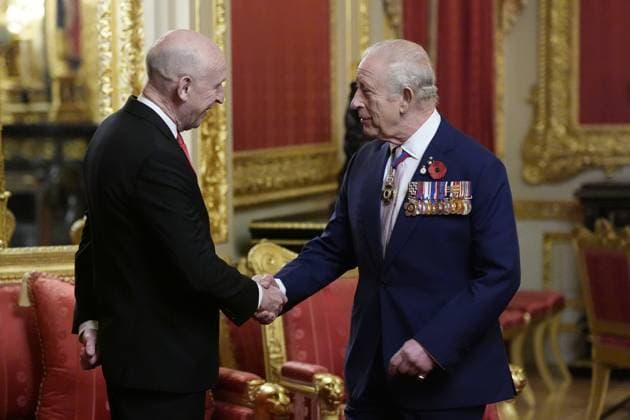 Royal reception for veterans at Windsor Castle King Charles III and Defence Secretary John Healey at a reception for veterans who served in the Pacific during the Second World War, part of the commemorations marking the 80th anniversary of VJ Day, at Windsor Castle, Berkshire. Picture date: Tuesday November 11, 2025., Credit:Andrew Matthews Avalon UK, Windsor  Copyright: xAndrewxMatthewsx xAvalonx 1051874546