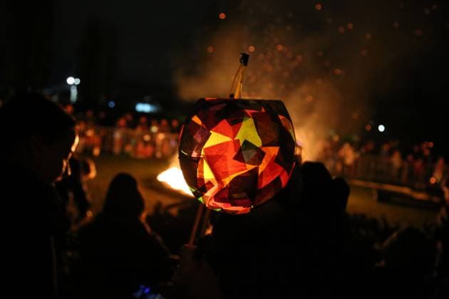 News Bilder des Tages November 11, 2025, Berlin, Germany: People gather around the St. Martin s bonfire with lanterns during a St. Martin s Day procession in Berlin. In Germany, children traditionally celebrate St. Martin s Day on November 11. The celebration includes a lantern procession featuring self-made paper lanterns, and sometimes a bonfire as well. Participants also celebrate with a St. Martin s horse to honor St. Martin of Tours, who is famous for cutting his cloak in half to share it with a beggar during a snowstorm. Berlin Germany - ZUMAf146 20251111_zip_f146_015 Copyright: xRouzbehxFouladix