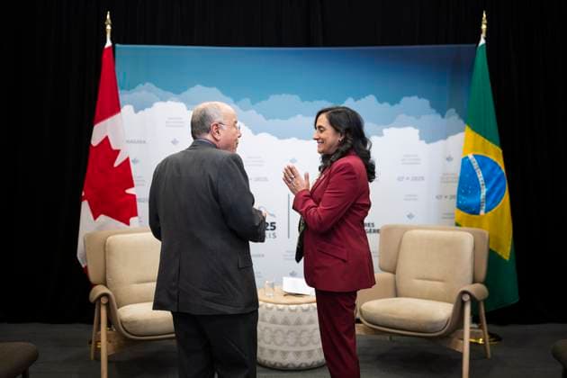 November 11, 2025, Niagara-On-The-Lake, On, Canada: Foreign Affairs Minister Anita Anand greets Minister of Foreign Affairs of Brazil Mauro Vieira ahead of a bilateral meeting during the G7 Foreign Ministers Meeting in Niagara-on-the-Lake, Ont., on Tuesday, November 11, 2025. Niagara-On-The-Lake Canada  - ZUMAc35_ 20251111_zaf_c35_259 Copyright: xNickxIwanyshynx
