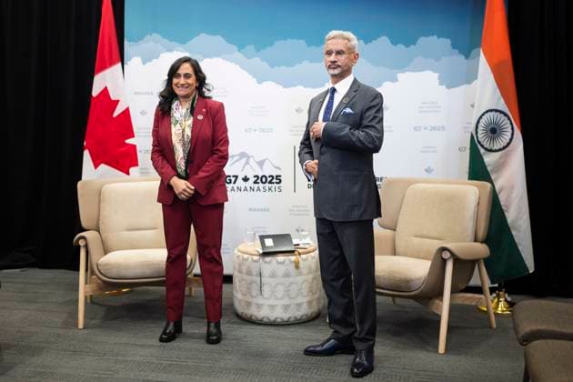 November 11, 2025, Niagara-On-The-Lake, On, Canada: Foreign Affairs Minister Anita Anand greets Minister of External Affairs of India Subrahmanyam Jaishankar ahead of a bilateral meeting during the G7 Foreign Ministers Meeting in Niagara-on-the-Lake, Ont., on Tuesday, November 11, 2025. Niagara-On-The-Lake Canada  - ZUMAc35_ 20251111_zaf_c35_260 Copyright: xNickxIwanyshynx