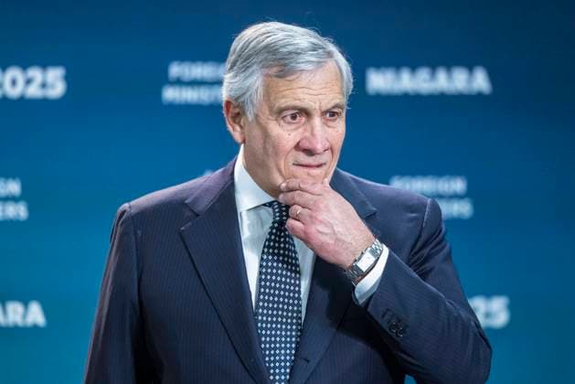 November 11, 2025, Niagara-On-The-Lake, On, Canada: Italy s Foreign Minister Antonio Tajani looks into the crowd ahead of the family photo during the G7 Foreign Ministers Meeting in Niagara-on-the-Lake, Ont., on Tuesday, November 11, 2025. Niagara-On-The-Lake Canada  - ZUMAc35_ 20251111_zaf_c35_264 Copyright: xNickxIwanyshynx
