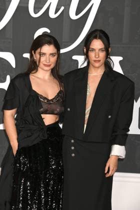LOS ANGELES, CA- NOVEMBER 11: Eve Hewson and Riley Keough at the Los Angeles premiere of Netflix s Jay Kelly at The Egyptian Theatre Hollywood on November 11, 2025 in Los Angeles, California. Copyright: xJeffreyxMayerx