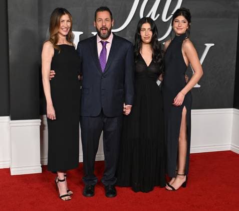 ˜Jay Kelly™ LA Premiere Jackie Sandler, Adam Sandler, Sunny Sandler and Sadie Sandler arriving to the Los Angeles premiere of Jay Kelly at the Egyptian Theatre on November 11, 2025 in Hollywood, Ca. Hollywood Egyptian Theatre California USA Copyright: xLisaxOConnor xAFF-USA.COMx
