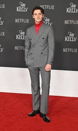 ˜Jay Kelly™ LA Premiere Louis Partridge arriving to the Los Angeles premiere of Jay Kelly at the Egyptian Theatre on November 11, 2025 in Hollywood, Ca. Hollywood Egyptian Theatre California USA Copyright: xLisaxOConnor xAFF-USA.COMx