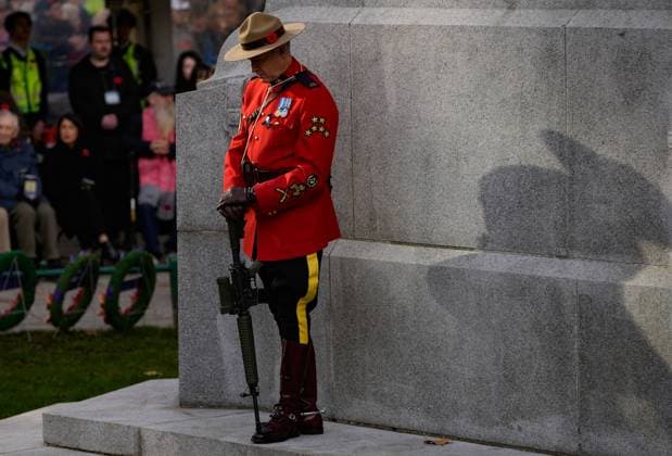 (251112) -- BEIJING, Nov. 12, 2025 -- A vigil guard stands at the Victory Square Cenotaph during a Remembrance Day ceremony in Vancouver, British Columbia, Canada, Nov. 11, 2025. (Photo by Liang Sen Xinhua) XINHUA PHOTOS OF THE DAY LinxWei 