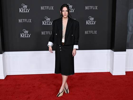 November 11, 2025, Hollywoood, California, USA: Emmy-nominated actress and producer RILEY KEOUGH attends Los Angeles red carpet premiere of Jay Kelly Hollywoood USA - ZUMAb173 20251111_aap_b173_010 Copyright: xBillyxBennightx